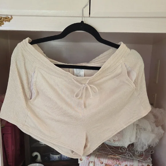 Cream Gilly Hicks Dreamworthy Soft Ribbed Set, Joggers, Sweater, Shorts. Size M - Picture 8 of 11